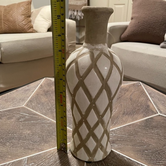 cream and tan ceramic vase - Picture 4 of 4